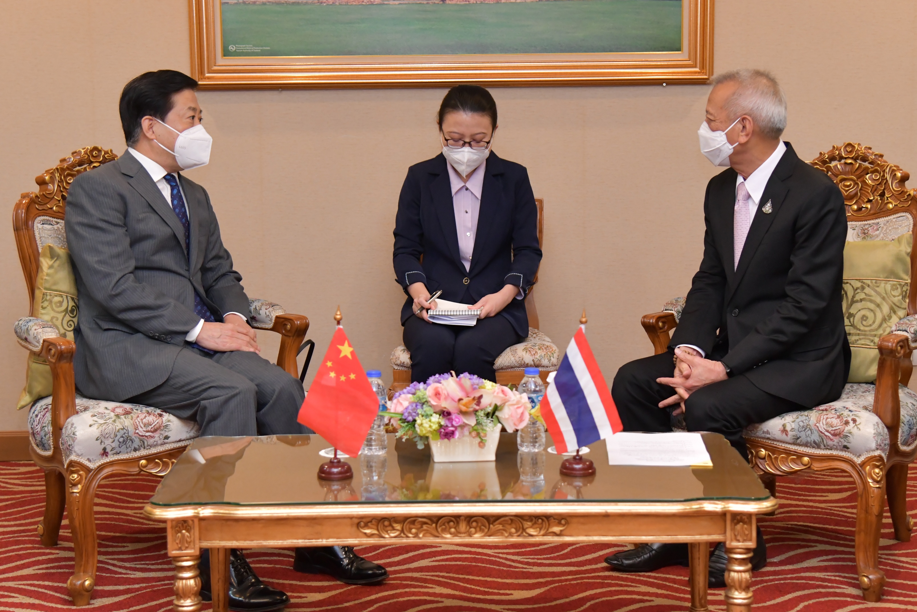 韩志强大使拜会泰国旅游与体育部长披帕(图1)