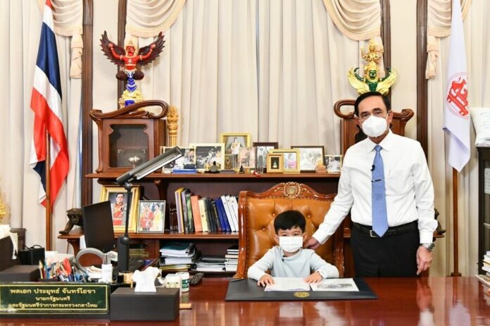 泰国儿童节青少年儿童试坐总理办公椅
